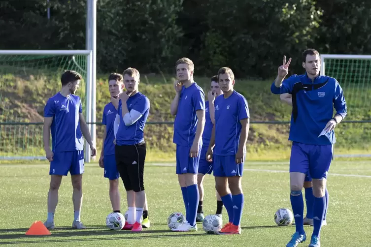 Training in Hohenecken. Bernd Hassenfratz zeigt an, was zu tunist. 