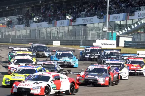 René Rast (Nr. 33) im DTM-Feld auf dem Nürburgring: Die Konkurrenz sei stärker geworden. Außerdem passe sein Fahrstil derzeit ni