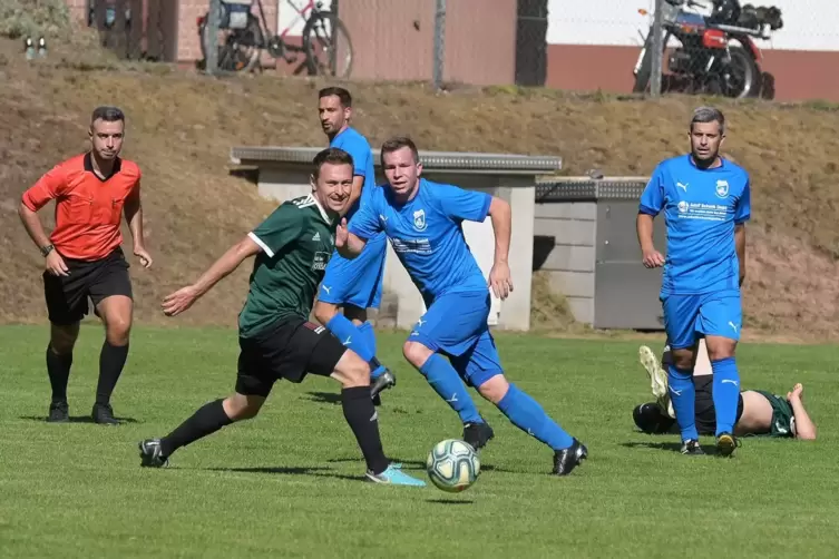 Schiedsrichter Jonas Usufaj beobachtet diese Szene mit den Hinterweidenthalern (von rechts) Christoph Radtke, Daniel Tretter und