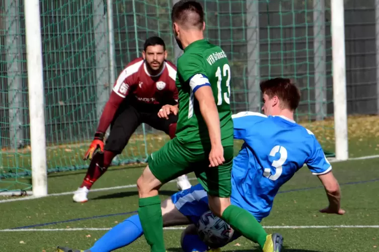 Nico Müller (grünes Trikot) wird vom Mombacher Aaron Brendle beim Abschluss gestört. Mombachs starker Torwart Andre Maurer ist i