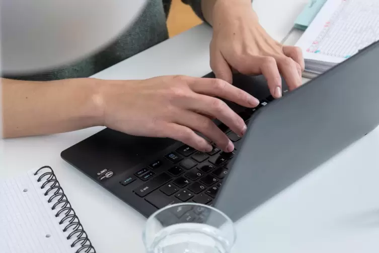 Ohne Maus am kleinen Laptop: Die Arbeit im Homeoffice ist mit Nachteilen behaftet.