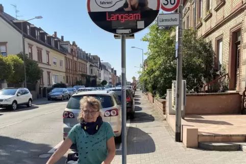 Hier fahren viele Autos zu schnell: Irmgard Münch-Weinmann in der Landauer Straße.