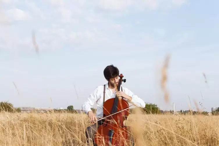 Moritz Ebert hat bei den Professoren Florian Kitt und Julian Arp an der Kunstuniversität Graz Violoncello studiert und spielt in