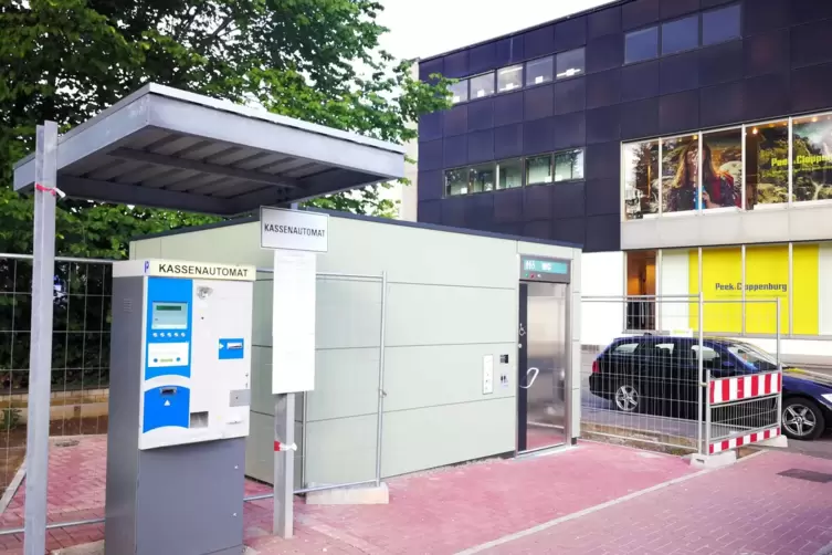 Auf dem Parkplatz in der Uhlandstraße findet sich neben zwei Parkscheinautomaten auch eine öffentliche Toilette.