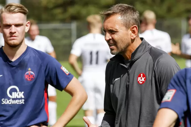 Mit ernster und angestrengter Miene: Oliver Schäfer, der Trainer der U19 des 1. FCK, redet Tacheles in der Halbzeitpause des Tes