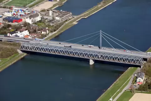 Die bestehende Rheinbrücke zwischen Wörth und Karlsruhe. Im Vordergrund ist die Eisenbahnbrücke zu erkennen. 