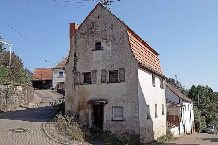 Das zerfallene Haus hat einen prominenten Standort am Hengstbacher Dorfplatz.