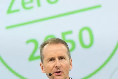 VW-Chef Herbert Diess setzt ganz auf E-Autos. Das bremst das Engagement der VW-Töchter Audi und Porsche für E-Fuels und den Verb