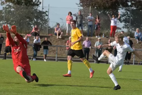 Die Entscheidung: SCH-Spielertrainer Niklas Kupper (rechts) überwindet Hermersbergs Keeper Reiner Schwartz zum 3:1. In der Mitte