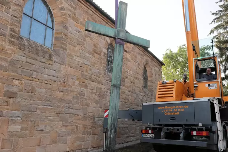 Am Haken: das restaurierte Turmkreuz.