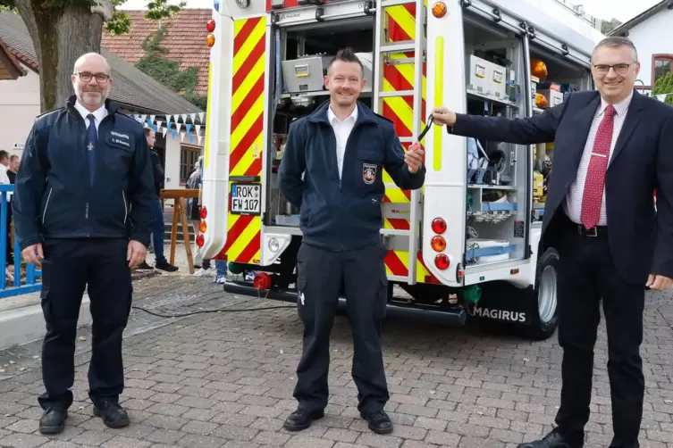 Wehrleiter Timo Blümmert, Wehrführer Dominik Gebhardt und Bürgermeister Michael Cullmann bei der Fahrzeugübergabe. 