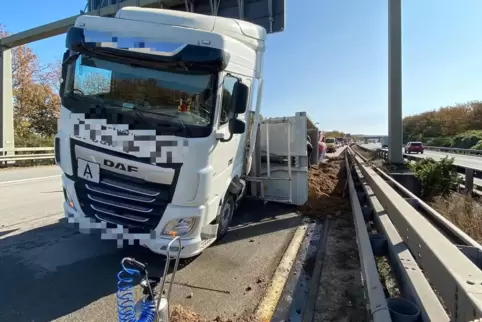 Nachdem die Fahrerin die Kontrolle über den Lkw verlor, kippte der Muldenkipper um. 