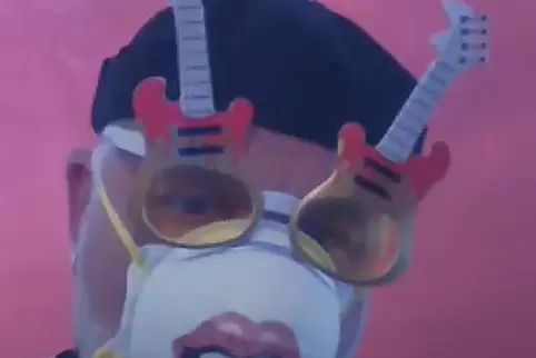 Michael Wack im Corona-Outfit in einer Szene aus dem Video zu „Madame Corona“. Dieses und andere neue Lieder werden am Mittwoch 