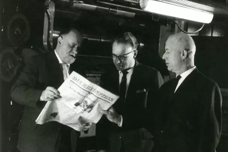 Die RHEINPFALZ-Gründer Michael Nagel, Arthur Lenk und Hans Wipprecht (von links) begutachten ihr Werk. 