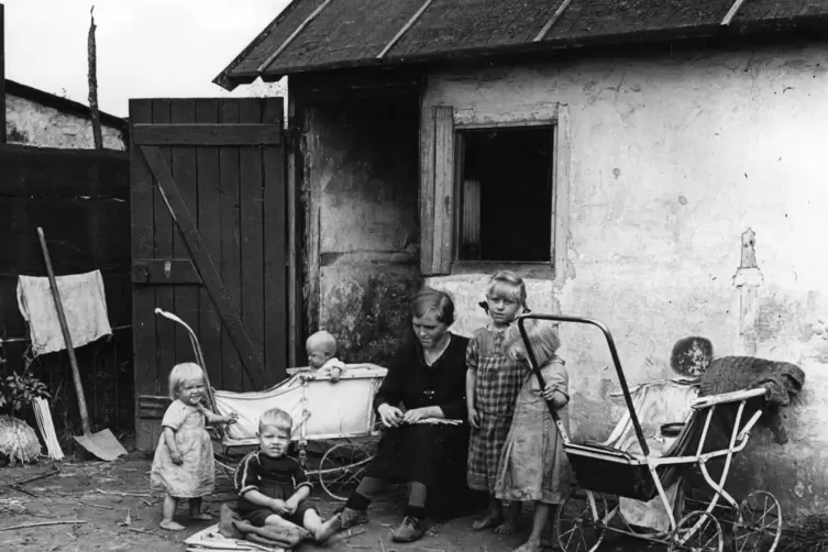 Voller Entbehrungen war das Leben in der Nachkriegszeit: eine Familie in einer Notunterkunft in Ludwigshafen.