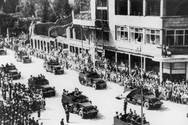 Parade der französischen Truppen anlässlich des Nationalfeiertags am 14. Juli 1947 in Ludwigshafen in der Bismarckstraße vor dem