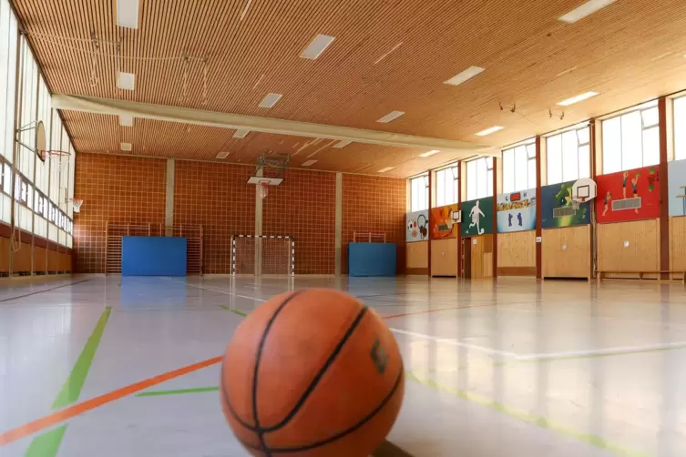 Ende der 60er-Jahre errichtet, müsste die Zweifeldsporthalle in Herxheim für viel Geld saniert werden.