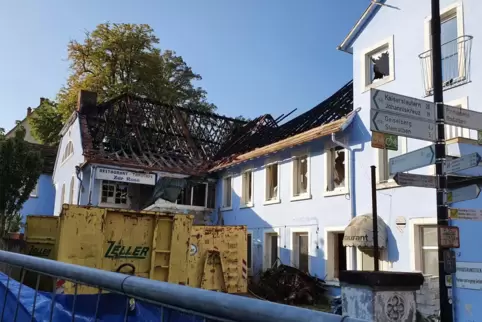 Vorvergangene Woche wurden Container im Hof des abgebrannten früheren Hotels aufgestellt. Die Abrissarbeiten dauerten nicht lang