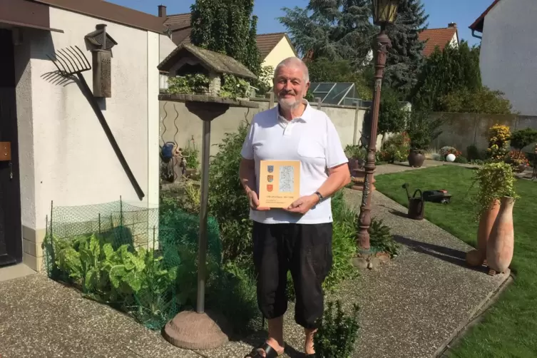 Hubert Eisenhauer mit der Festschrift zum Ortsjubiläum.