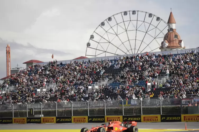 Sebastian Vettel umkurvt im vergangenen Jahr die Rennstrecke in Sotschi. An gleicher Stelle steht am Sonntag ein Jubiläum an.