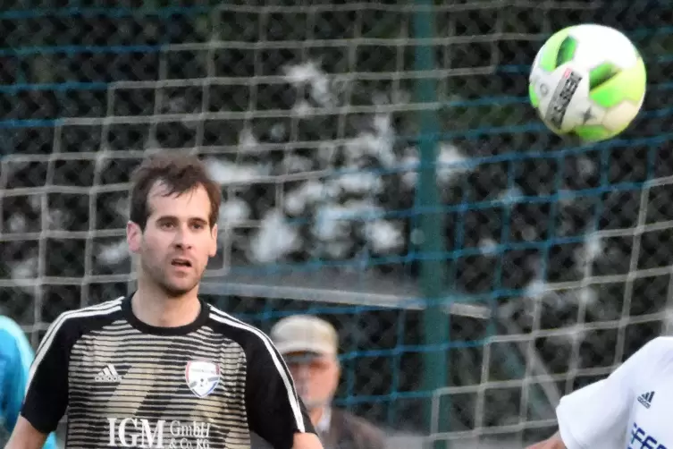 Mit drei Siegen an der Tabellenspitze: Für die SG Veldenzland mit dem Trainergespann Christoph Lawnik (im Bild) und Dominik Schu