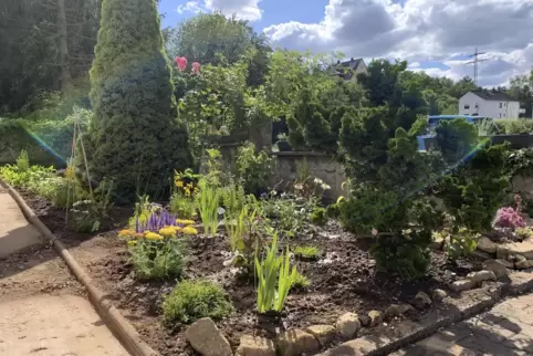 Aus einer Steinwüste wurde im Juli dieser schöne Garten. Im Baugebiet am Kirchberg sind die Schottergärten nun von vorneherein v