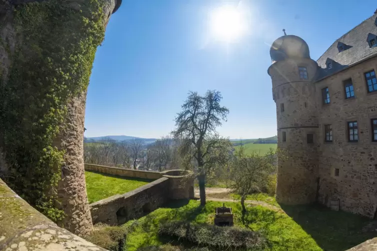 Das Konzert findet im Kammermusiksaal der Burg Lichtenberg statt.