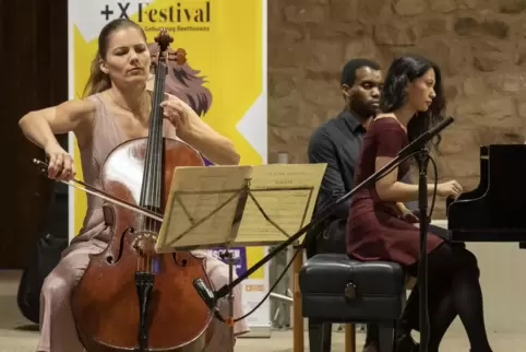 Perfekt abgestimmtes Zusammenspiel: Bea Magdalena Sallaberg am Cello und Annie Hwang am Klavier.