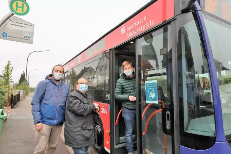 Sie testen den ÖPNV: die Sozialdemokraten (v.l.) Bastian Welker, Maurice Croissant und Sebastian Tilly.