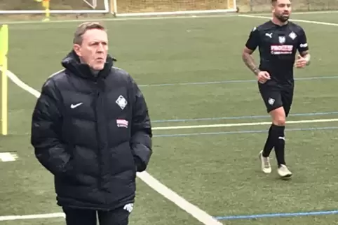 War zeitweise angespannt: Arminia-Trainer Ralf Gimmy. Rechts: der Ludwigshafener Fabrizio Moncada. 