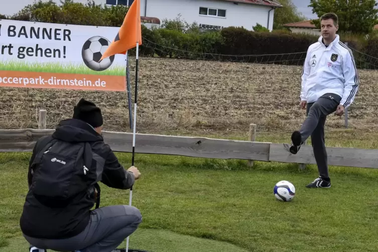 Blindenfußballer Alex Fangmann (rechts) hört auch beim Putten auf die Kommandos seines Begleiters Andy Biesinger.