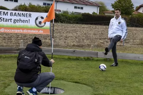  Blindenfußballer Alex Fangmann (rechts) hört auch beim Putten auf die Kommandos seines Begleiters Andy Biesinger.