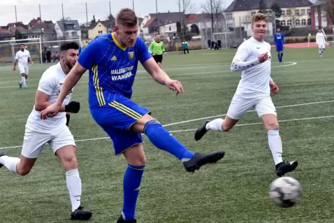  SC-Stürmer Kevin Bernhardt (blaues Trikot, hier in einem früheren Spiel) scheiterte am gegnerischen Keeper. 