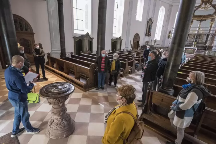 Gästeführer Ulli Heist verrät den Besuchern allerlei Wissenswertes über die St.-Andreas-Kirche. 