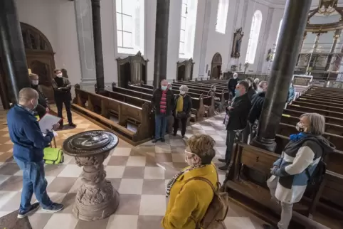 Gästeführer Ulli Heist verrät den Besuchern allerlei Wissenswertes über die St.-Andreas-Kirche. 