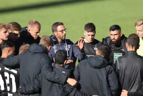 Seine Zukunft beim 1. FC Kaiserslautern ist offen: Trainer Boris Schommers bei der Ansprache an seine Mannschaft nach der 0:3-Ni