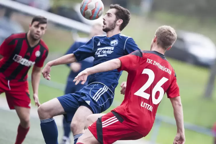 Niklas Wenz (blaues Trikot) erzielte am Sonntag den Anschlusstreffer für den SV Nanz-Dietschweiler. 