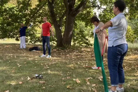 Florian Koch (im roten Shirt) macht alle Übungen in der gesunden Zeit mit. Bislang haben die Hetztelstift-Mitarbeiter draußen Gu