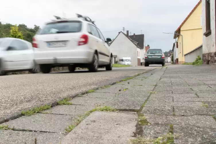 Der Gemeinderat will, dass die Hauptstraße, die eine Landesstraße ist, endlich saniert wird. 