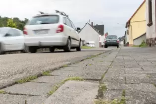 Der Gemeinderat will, dass die Hauptstraße, die eine Landesstraße ist, endlich saniert wird.