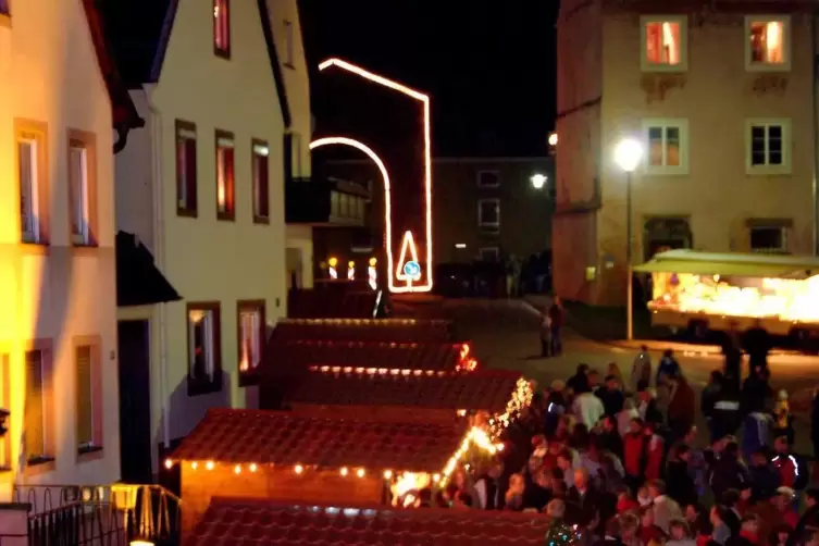 Wenn das Stadttor eine Mauer bekäme, stünde die vom Kloster aus gesehen rechts davon. Das Foto entstand beim Weihnachtsmarkt 200