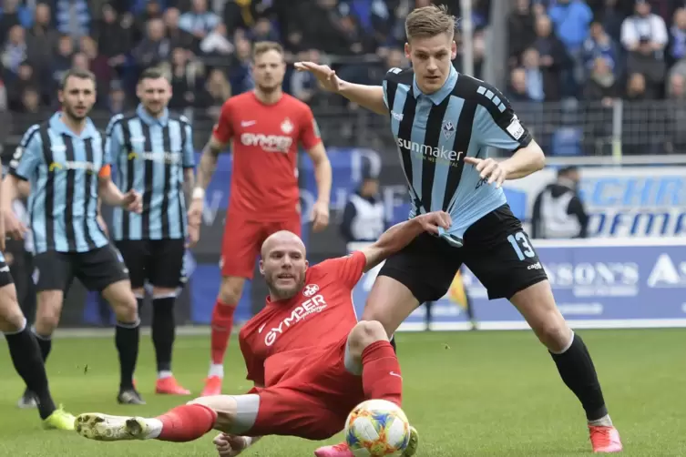 Max Christiansen (rechts) im Duell mit dem Ex-Lauterer Manfred Starke.