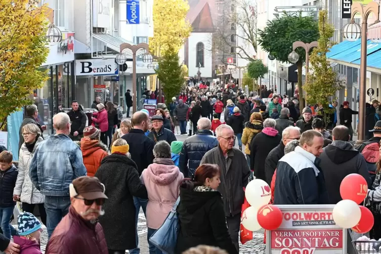 Verkaufsoffene Sonntage wie hier im vergangenen Jahr in Pirmasens lassen beim Einzelhandel meist die Kassen klingeln.