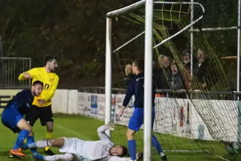 Alexander Baum (in Gelb-Schwarz) bugsiert nach einer Ecke den Ball an Schopps Keeper Maximilian Brämer vorbei zum 1:0 für Weselb