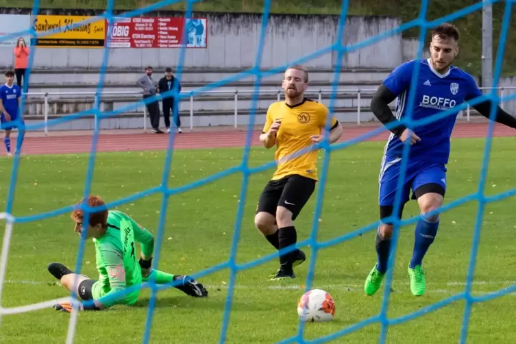 Hier noch im blauen Trikot der TSG Eisenberg: Jannik Hildmann trifft zum 4:0 gegen den SV Obersülzen.