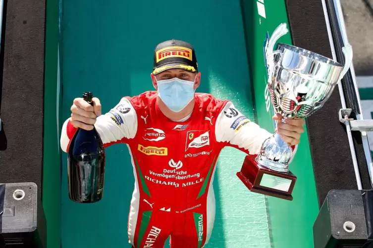 PokalsammlerIn der zweiten Liga ist Mick Schumacher mittlerweile angekommen – und zwar in der Spitze. 