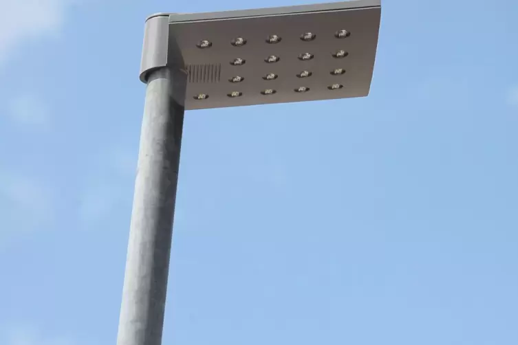 LED Lampen machen heller und brauchen weniger Strom. 