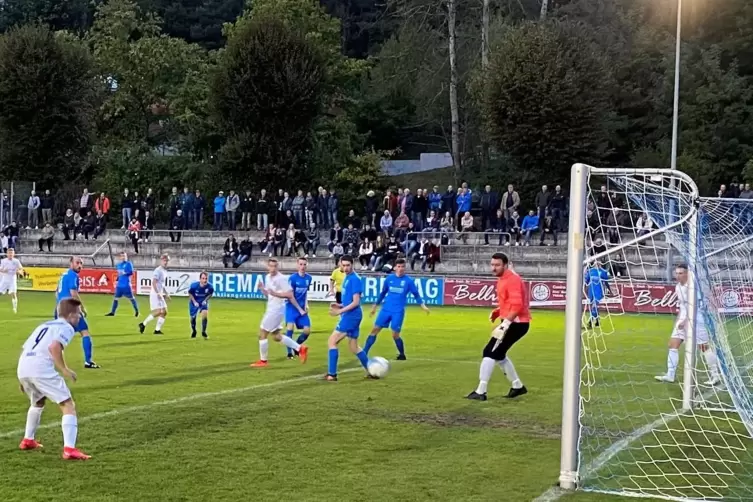 Die erste Chance des Spiels ließ der SCH noch ungenutzt. Hinterweidenthals Keeper Jonas Jung sieht, wie der Ball knapp am Tor vo