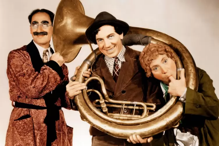 Typisch!Unter anderem mit diesem Bild bewarben die Marx Brothers ihren siebten Film „A Day at the Races“ (Ein Tag beim Rennen) v