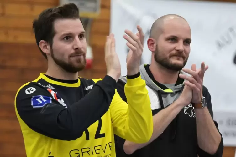 Nach dem Spiel: Der neue TSR-Trainer Jonas Baumgart (rechts) und der starke Torhüter Pascal Glöckner danken dem Publikum für die